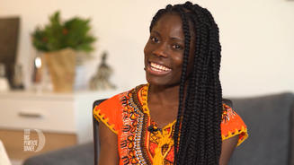 Ester serviert Gerichte aus Namibia