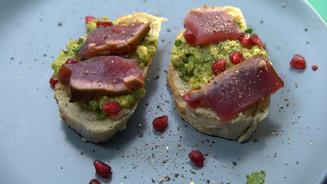 Thunfisch mit Granatapfel Guacamole 