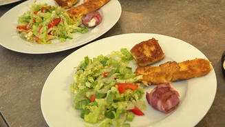 Grüner Salat, dazu gebackener Fetakäse