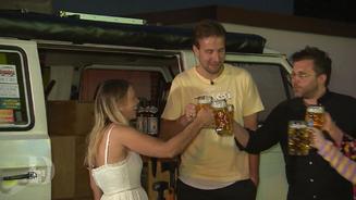 Die Frau hat einen Ofen im Kofferraum