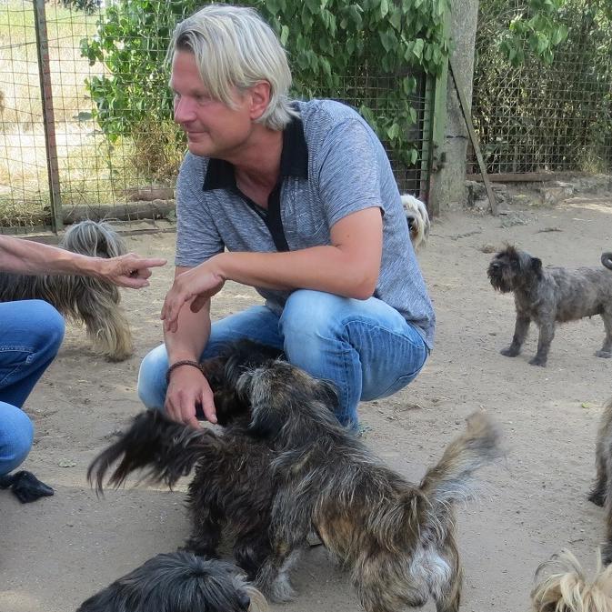 Tiere in Not - VOX-DOCMA TV-DR. GERALD KRAKAUER- Frank Weber versucht fr die Hunde von Reppichau eine neue Bleibe zu finden Tiere in Not - VOX-DOCMA TV-DR. GERALD KRAKAUER- Frank Weber versucht fr die Hunde von Reppichau eine neue Bleibe zu finden