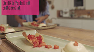 Eierlikörparfait mit Erdbeer-Salat