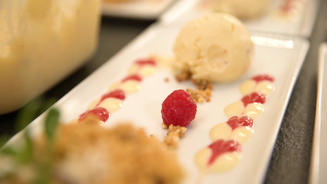 Birnencrumble mit Macadamiaeis