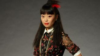 Alice Lee spielt Assistentin Monica