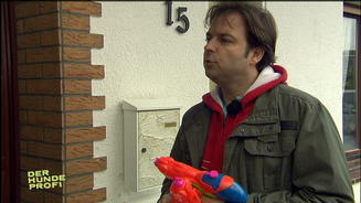Martin Rütter zieht die Wasserpistole!