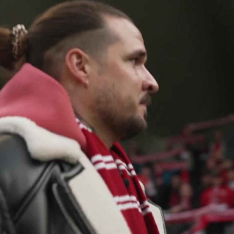 Bewegende Momente: Zico Banach ist dabei, als der 1. FC Köln ein Benefiz-Spiel für seinen verstorbenen Vater Maurice \Mucki\ Banach ausrichtet.