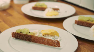 Apfelparfait auf Schokoladenbrownie