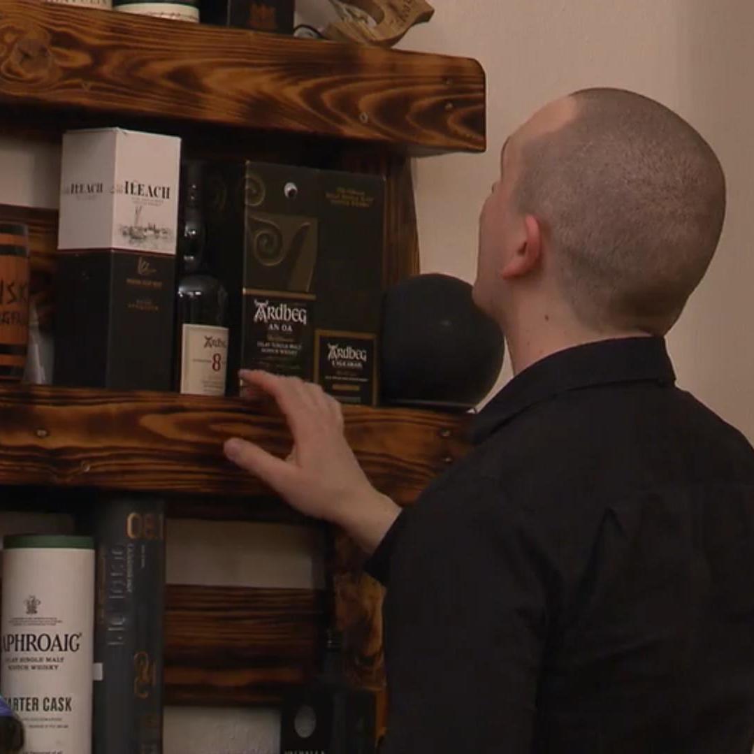 Tja, welchen nehmen wir denn? Pauls Whiskysammlung ist beachtlich. Tja, welchen nehmen wir denn? Pauls Whiskysammlung ist beachtlich.