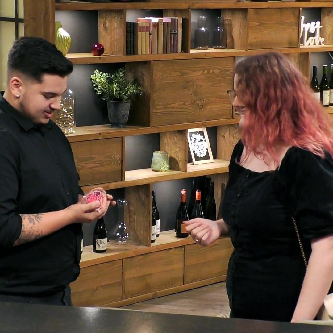 Single Karim überrascht Marie bei \First Dates\. Single Karim überrascht Marie bei \First Dates\.
