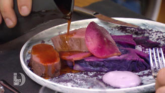 Hirschrücken mit Rotkohl und Vitelotte