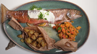 Saibling mit Kräutermöhren