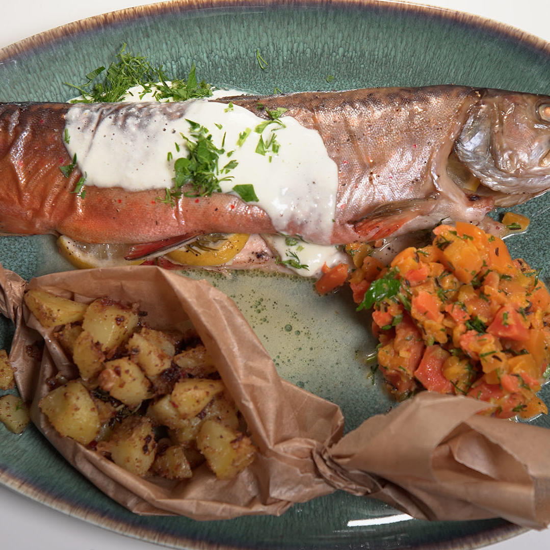 Saibling mit Kräutermöhren und Röstkartoffeln Saibling mit Kräutermöhren und Röstkartoffeln