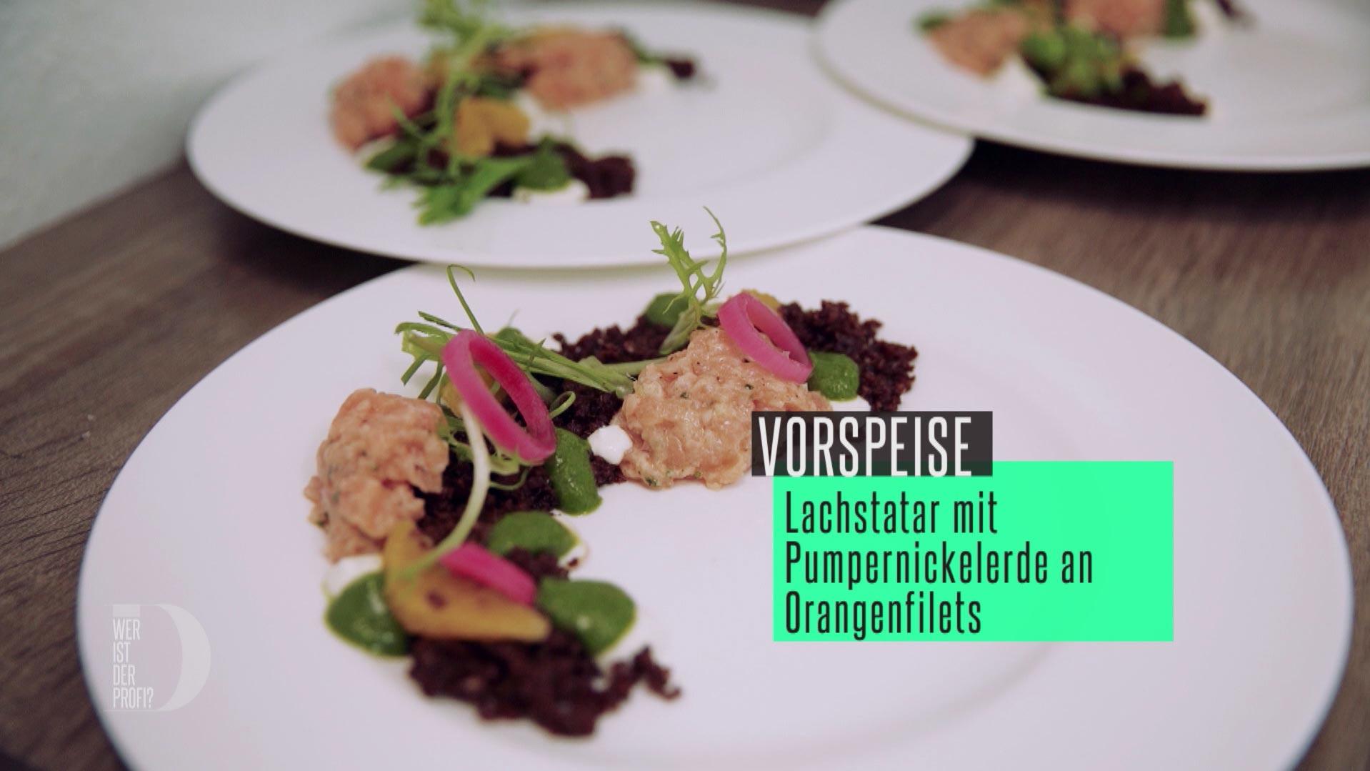 Lachstatar auf Pumpernickelerde mit Rucolavinaigrette und Orangenfilets Lachstatar auf Pumpernickelerde mit Rucolavinaigrette und Orangenfilets