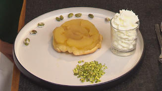 Tarte Tatin mit Vanilleeis und Sahne