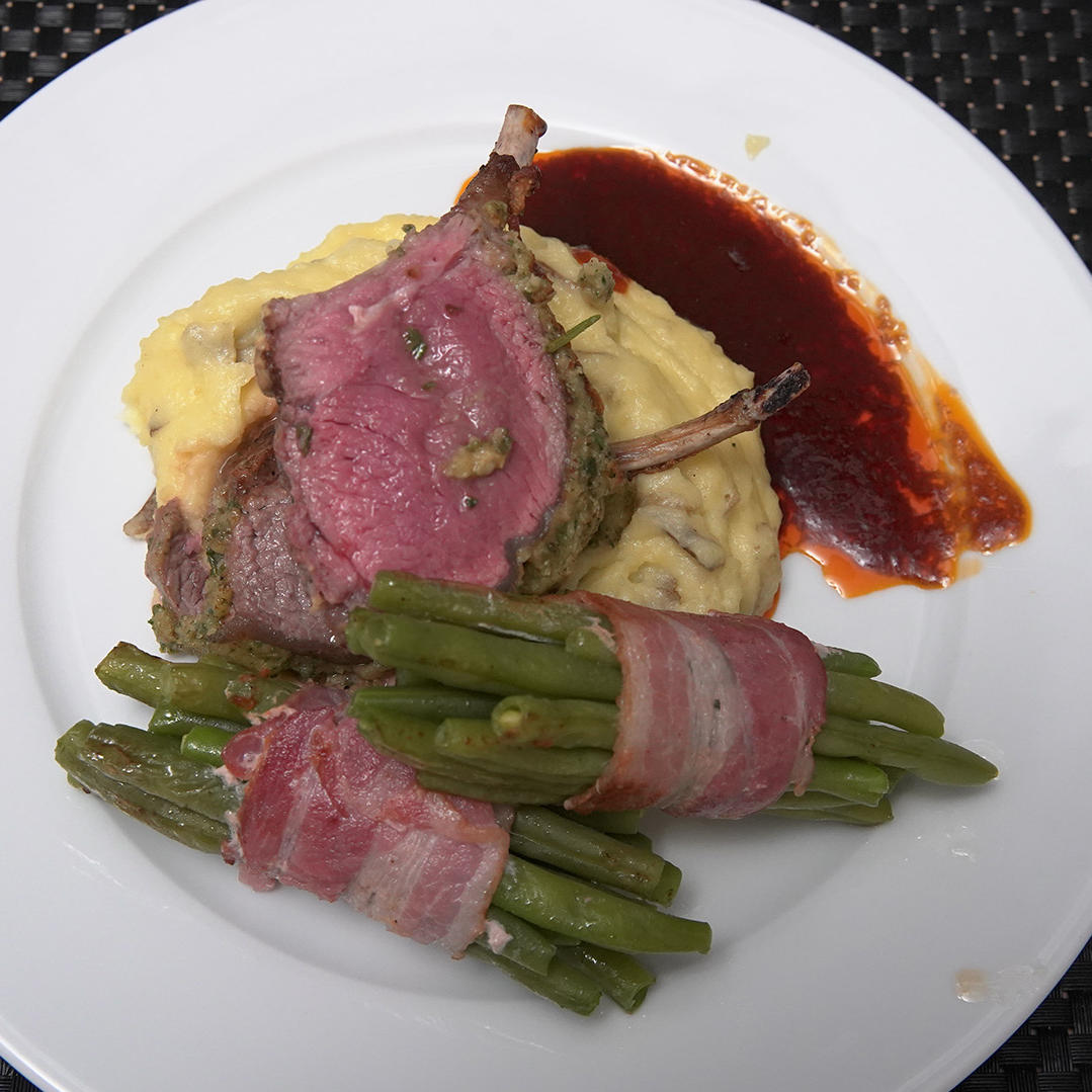 Lammkarree, Speck-Bohnen und Knoblauch Lammkarree, Speck-Bohnen und Knoblauch