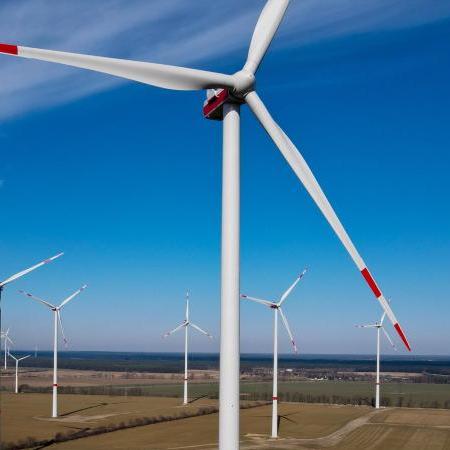 Windräder drehen sich in einem Windpark. Foto: Patrick Pleul/dpa-Zentralbild/dpa/Symbolbild Windräder drehen sich in einem Windpark. Foto: Patrick Pleul/dpa-Zentralbild/dpa/Symbolbild