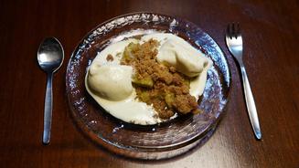 Rhabarber-Crumble mit Vanilleeis
