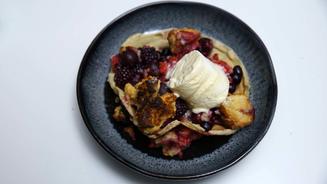 Gebackene rote Früchte mit Parfait