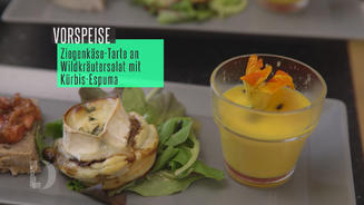 Ziegenkästarte an Wildkräutersalat