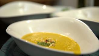 Zucchinisuppe mit Minz-Pesto