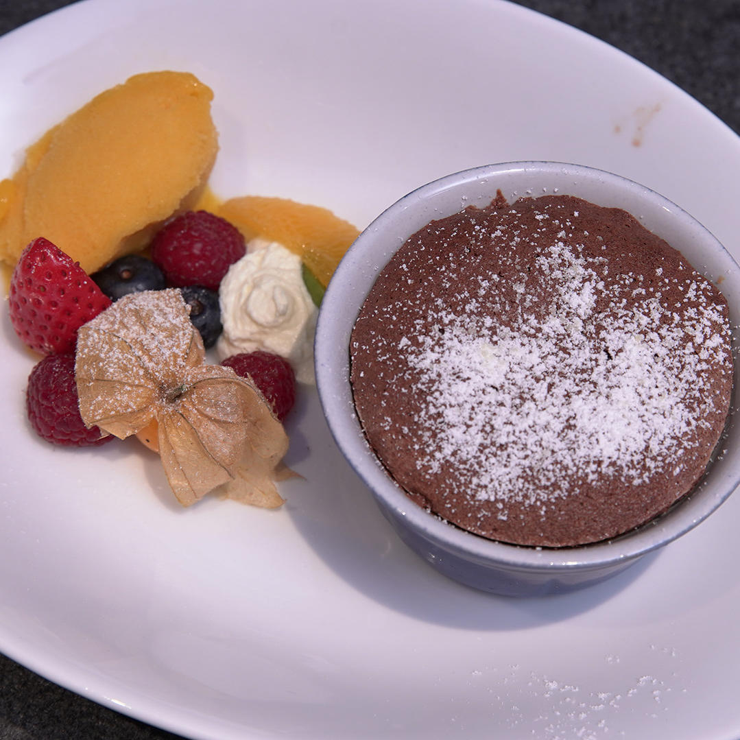 Schokoladenkuchen mit Passionsfruchtsorbet Schokoladenkuchen mit Passionsfruchtsorbet