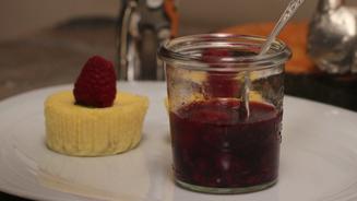 Cheesecake mit roter Grütze