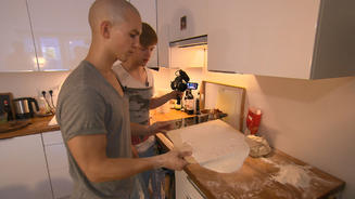 Tim beweist sich als Pizzabäcker