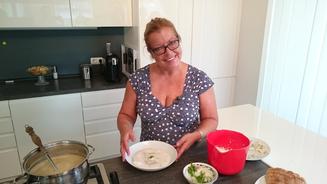 Gäste erwarten die "Rote Verführung"