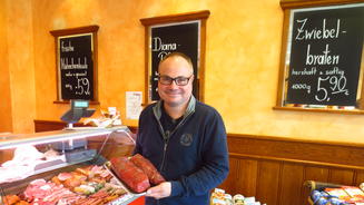 Lara schüttet den Aperitif vom Balkon