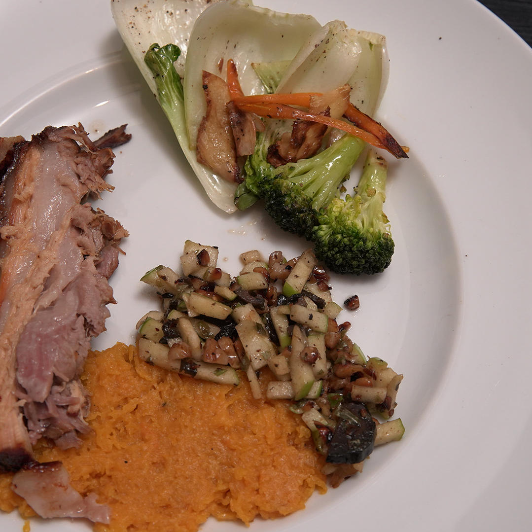 Schweinebauch mit zerstampftem Butternusskürbis, und Apfel-Walnuss-Salsa Schweinebauch mit zerstampftem Butternusskürbis, und Apfel-Walnuss-Salsa