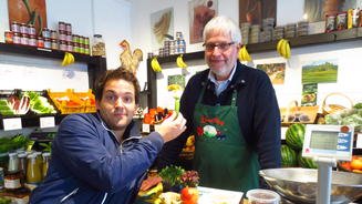 Julian bringt Magie auf den Tisch