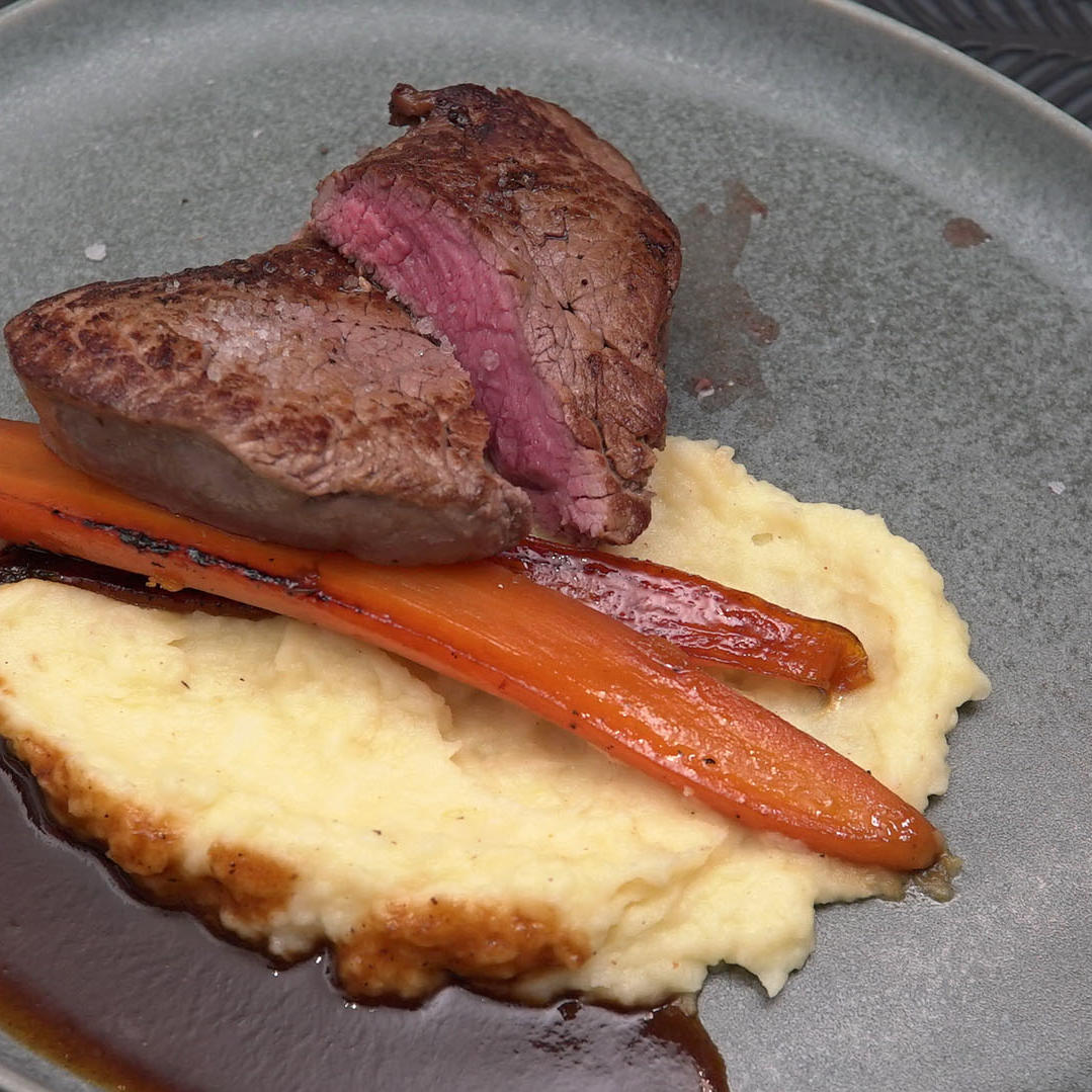 Rinderfilet und Kartoffel-Selleriepüree mit karamellisierten Möhren Rinderfilet und Kartoffel-Selleriepüree mit karamellisierten Möhren