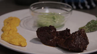 Schokoladen-Gulasch an Gurkensalat