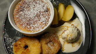 Calvados-Soufflé mit zweierlei Äpfeln 