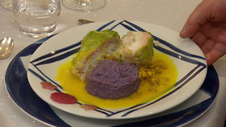 Skrei mit Lachsfarce im Wirsingblatt