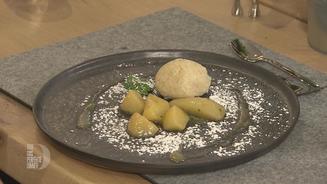 Topfenknödel an Birnenkompott