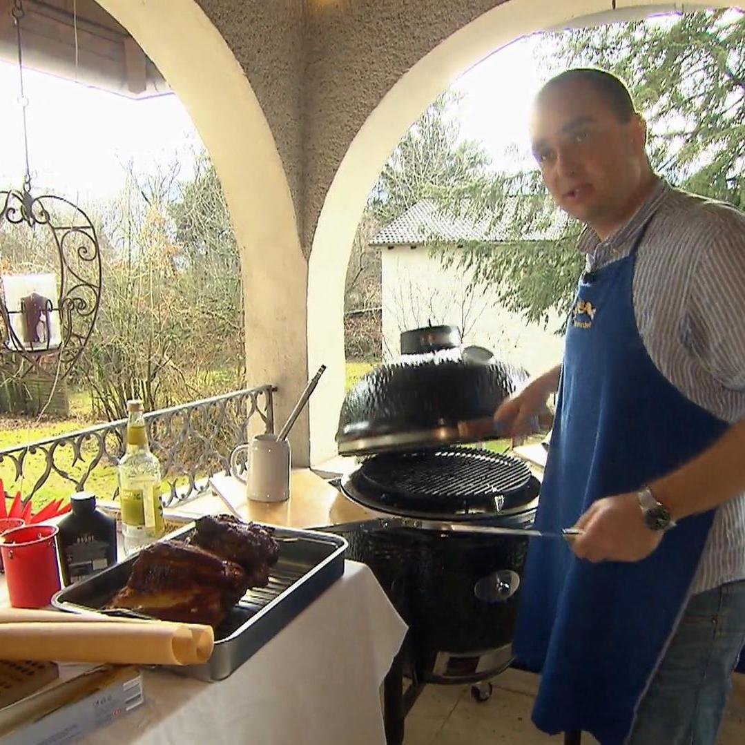 Simon beherrscht das Spiel mit dem Feuer - zumindest auf seinem Grill. Simon beherrscht das Spiel mit dem Feuer - zumindest auf seinem Grill.