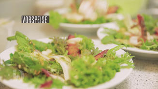 Wildkräutersalat mit Riesengarnelen