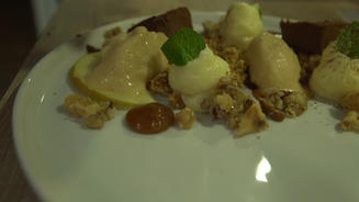 Bratapfelsorbet mit Zimtstreuseln