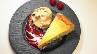 Cheesecake mit Muscovado-Vanilleeis