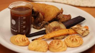 Coq au vin mit gegrilltem Wurzelgemüse