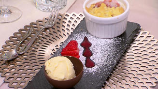 Rhabarbercrumble mit Eis