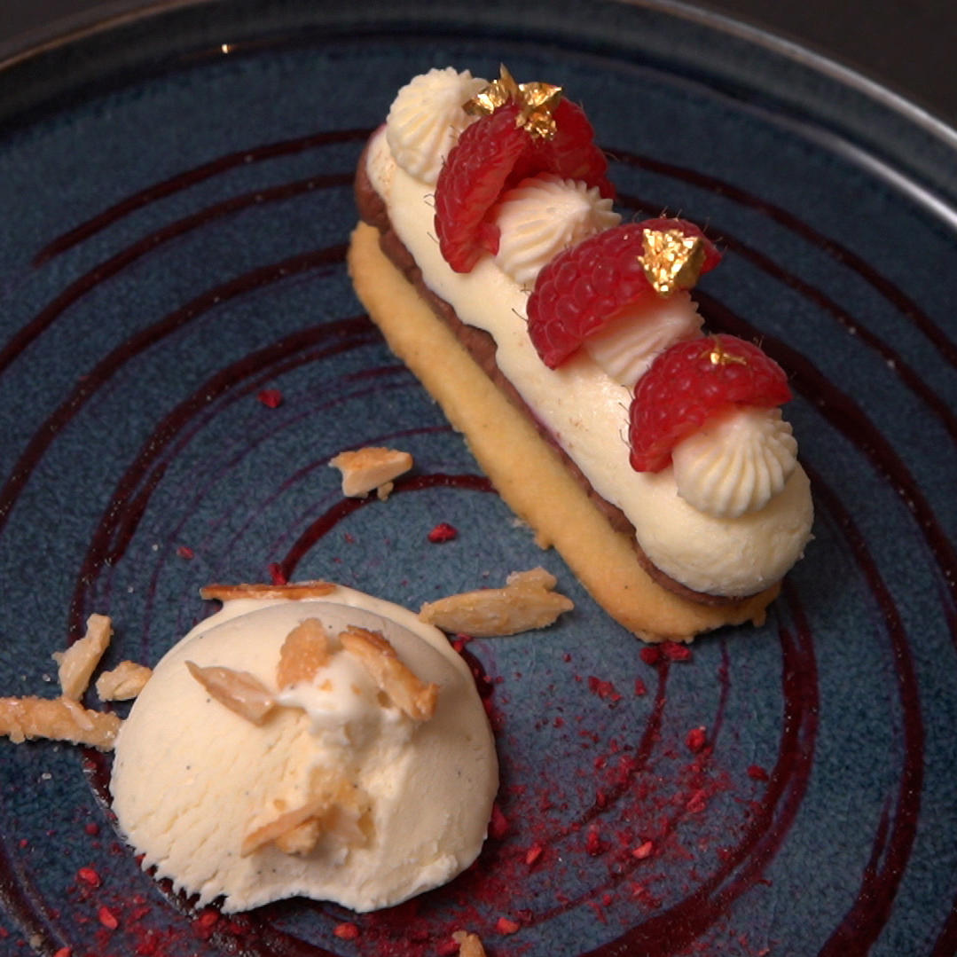 Schoko-Mousse mit Himbeerpüree und Vanilleeis Schoko-Mousse mit Himbeerpüree und Vanilleeis