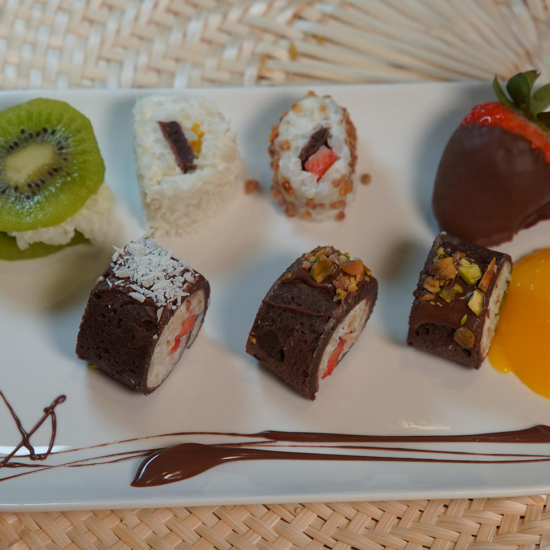 Süßes Sushi: Kokos-Schoko-Pfannkuchen mit Kokos-Milchreis, Obst, dazu Mango-Püree Süßes Sushi: Kokos-Schoko-Pfannkuchen mit Kokos-Milchreis, Obst, dazu Mango-Püree