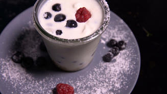 Cheesecake im Glas mit Früchten