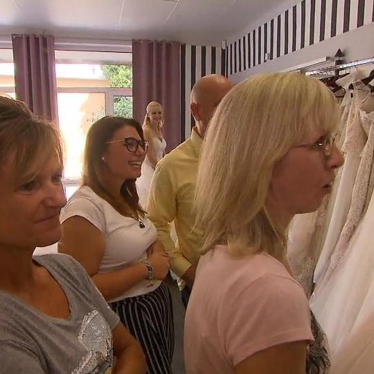 Na, na, na, diese Begleiterinnen scheinen aber ganz schön übergriffig zu werden Na, na, na, diese Begleiterinnen scheinen aber ganz schön übergriffig zu werden