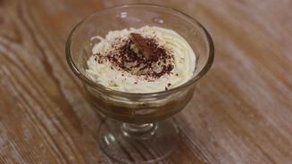 Rote Grütze mit Vanilleeis