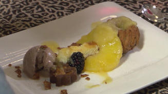 Ananasgugelhupf & pochierte Ananas