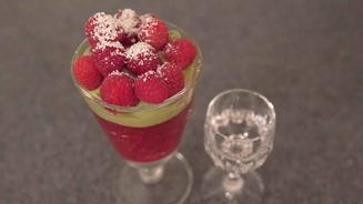 Himbeer-Sago-Pudding mit Avocadocreme