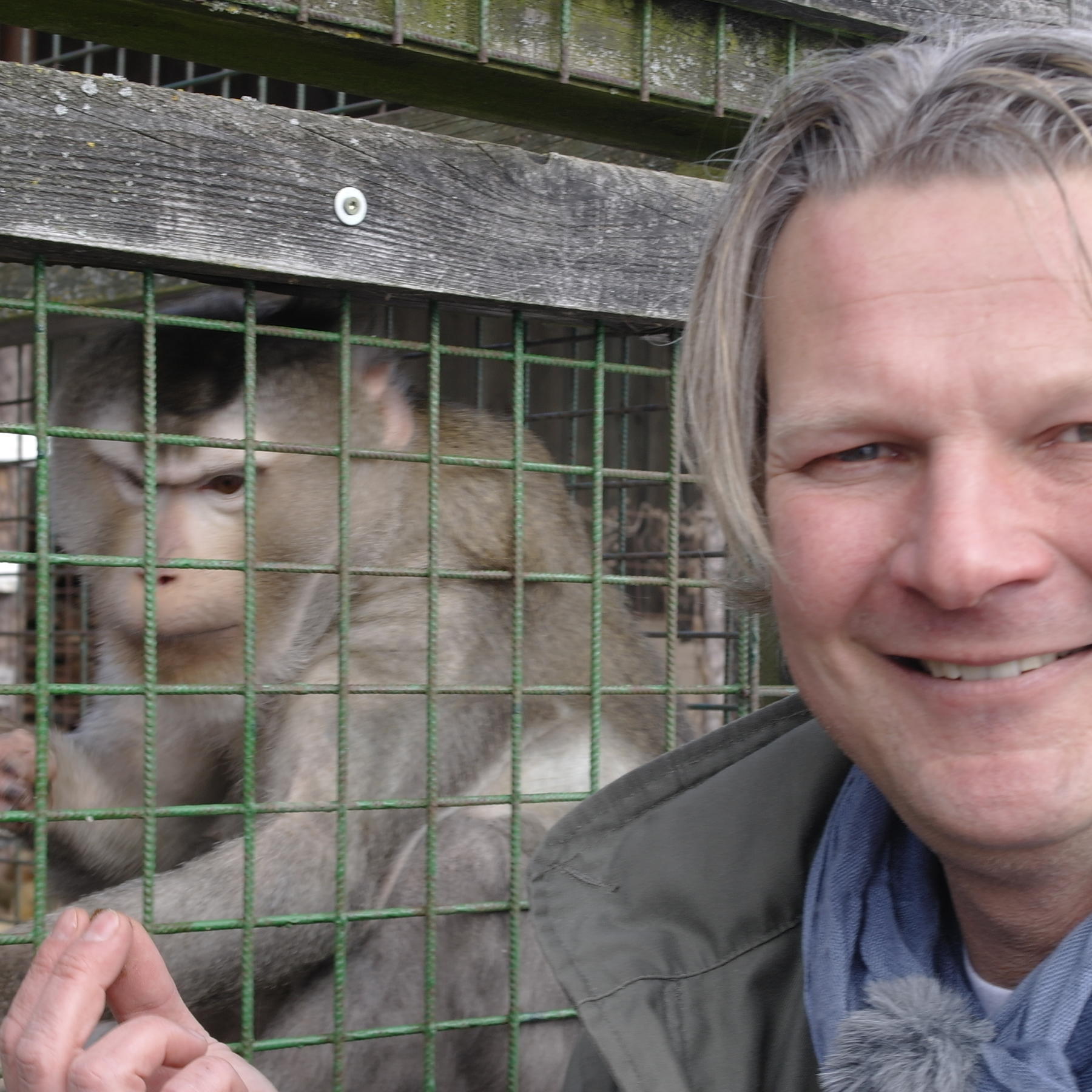 Vorschau1 - Frank Weber und ehemaliger Labor-Affe Vorschau1 - Frank Weber und ehemaliger Labor-Affe